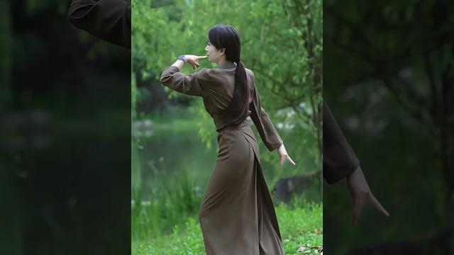 藏族姑娘珍儿舞蹈《目视之人》 藏族姑娘珍儿舞蹈《目视之人》