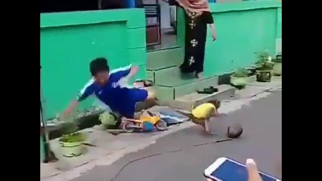 Viral topeng monyet ini nabrak anak kecil Viral topeng monyet ini nabrak anak kecil