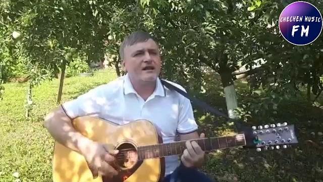 Чеченец поет на гитаре жизненную песню очень красиво Чеченец поет на гитаре жизненную песню очень красиво