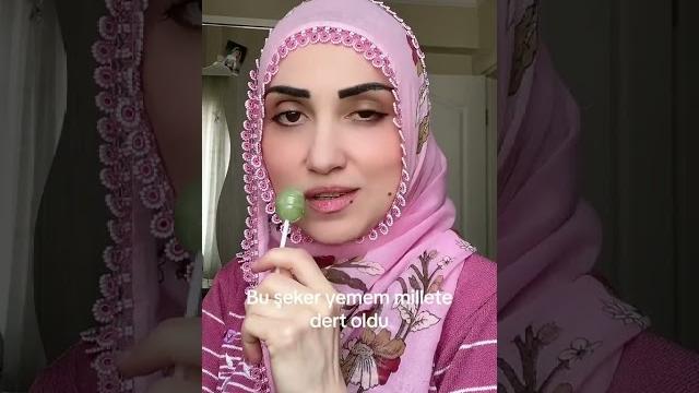 Lolipop şekeri akımı yapan türbanlı kadın Lolipop şekeri akımı yapan türbanlı kadın