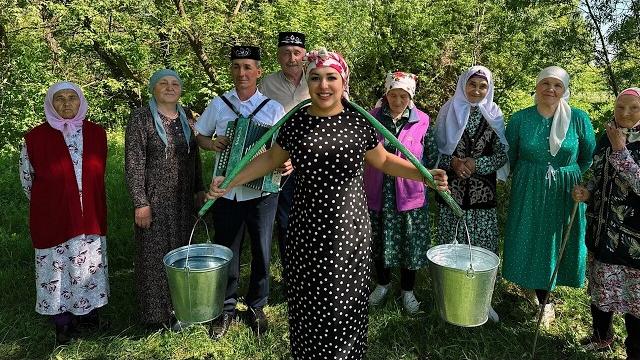 Один день в татарской деревне - паримся в бане, печем перепечи, играем на гармони! татарстан Один день в татарской деревне - паримся в бане, печем перепечи, играем на гармони! татарстан
