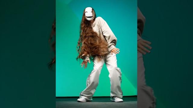 I aint got no panties on on the dance flooo I aint got no panties on on the dance flooo
