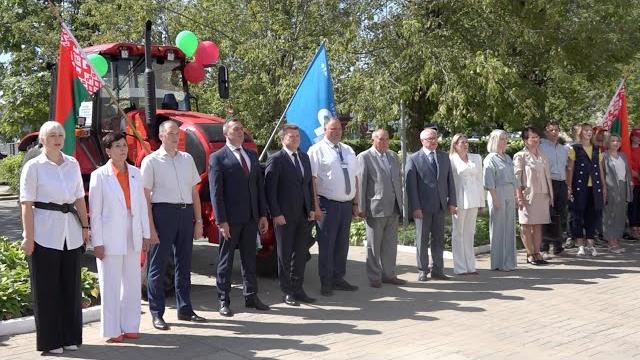 Кому и зачем профсоюзы подарили трактор Кому и зачем профсоюзы подарили трактор