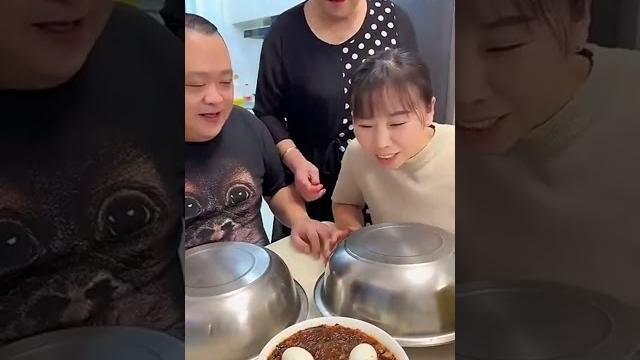 Stupid husband eats alone again, hides the roasted chicken and is discovered by mother-in-law Stupid husband eats alone again, hides the roasted chicken and is discovered by mother-in-law