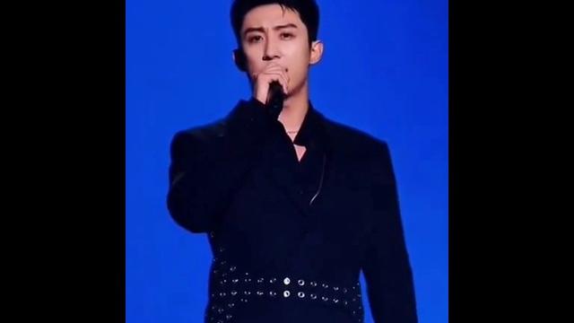 Gentleman actor huang jingyu helps tearful beautiful singer zhang bichen to perform her sad song. Gentleman actor huang jingyu helps tearful beautiful singer zhang bichen to perform her sad song.