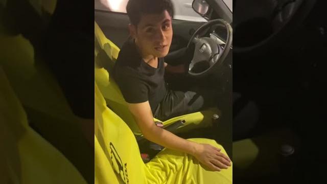 “lan koltuğa niye siliyon”daki sarı kılıf değil mi ya o “lan koltuğa niye siliyon”daki sarı kılıf değil mi ya o