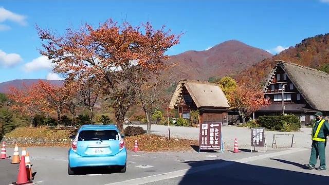 20221106 白川鄉三小屋拍完,沿著道路拍攝「基太の庄」,「白川郷合掌造り」不用一根鐵釘的合掌造,全屋都是以卡榫、結繩結成,並以茅草舖頂,雖然堅固實用,但每隔三十年就必須更換茅草 20221106 白川鄉三小屋拍完,沿著道路拍攝「基太の庄」,「白川郷合掌造り」不用一根鐵釘的合掌造,全屋都是以卡榫、結繩結成,並以茅草舖頂,雖然堅固實用,但每隔三十年就必須更換茅草