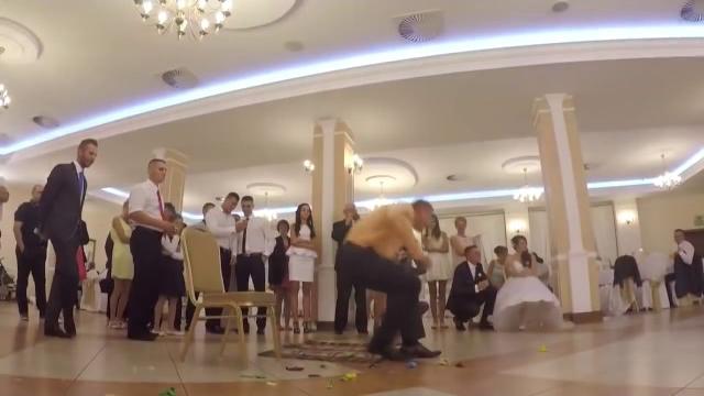 Düğün yarışmasında frikik veren kadın Düğün yarışmasında frikik veren kadın