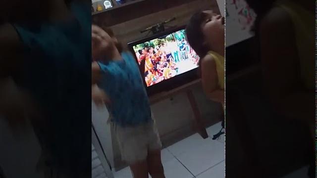 Dudinha dançando com a priminha alice Dudinha dançando com a priminha alice