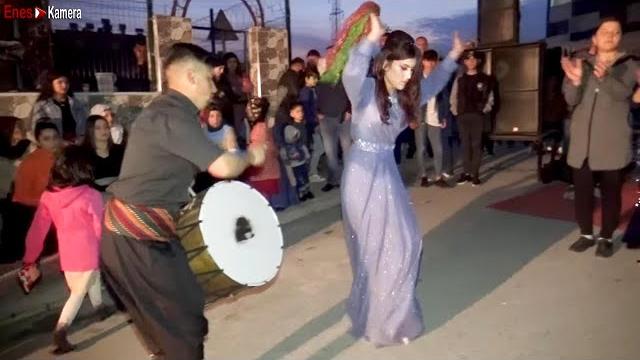 Kızın hareketlerine dikkat !!! çok fena oynuyor Kızın hareketlerine dikkat !!! çok fena oynuyor