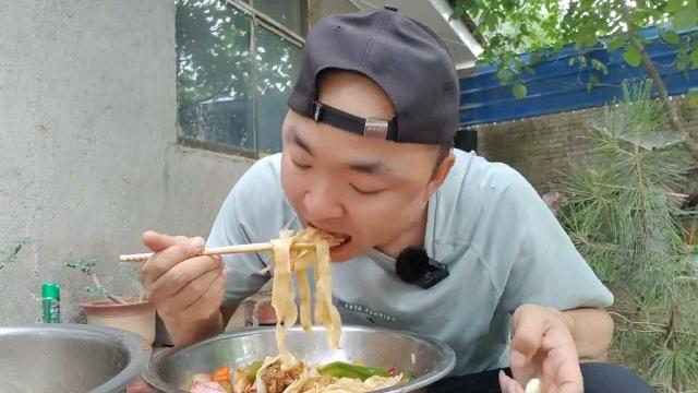 悟琨吃大盘鸡拌面,别人用碗他用盆,一口面一口蒜这一顿吃饱了。 悟琨吃大盘鸡拌面,别人用碗他用盆,一口面一口蒜这一顿吃饱了。