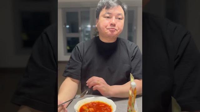 Кореец пробует борщ Кореец пробует борщ