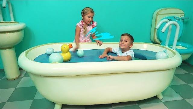 Diana and roma fun play at the theme park peppa pig Diana and roma fun play at the theme park peppa pig