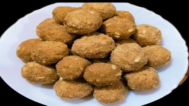 गर्मियों में अगर मीठे खाने का मन हो तो ऐसे बनाए गेहूं के आटे की लड्डू | sammer special laddu recipe गर्मियों में अगर मीठे खाने का मन हो तो ऐसे बनाए गेहूं के आटे की लड्डू | sammer special laddu recipe