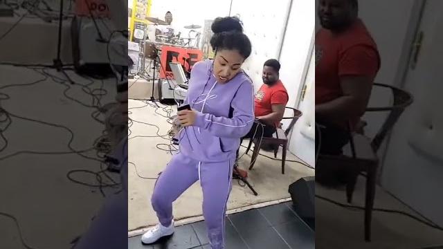 Shenseea doing the dirt bounce Shenseea doing the dirt bounce