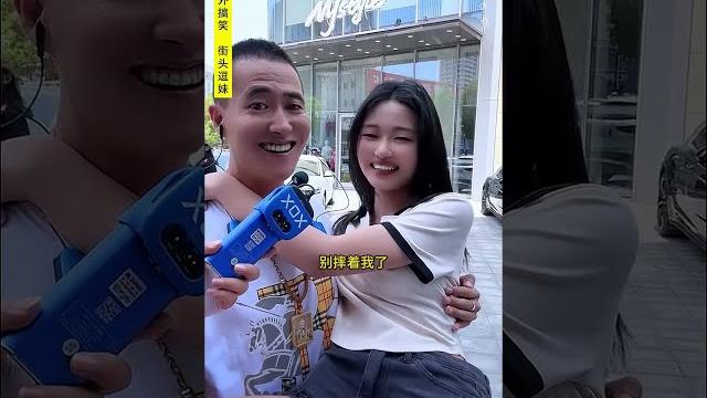 抱不好直接骑脖子上 抱不好直接骑脖子上