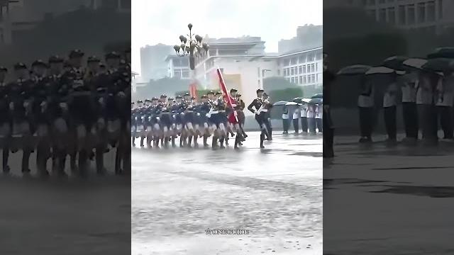 女兵仪仗队雨中阅兵#pla#shandong #military 女兵仪仗队雨中阅兵#pla#shandong #military