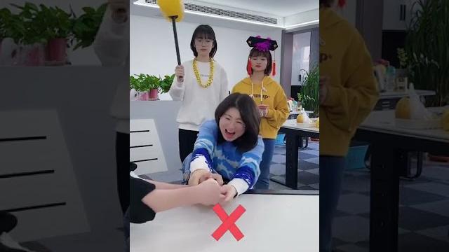 憋笑大挑战,太刺激了,一定要看到最后#办公室游戏 #憋笑挑战 憋笑大挑战,太刺激了,一定要看到最后#办公室游戏 #憋笑挑战