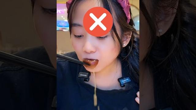 Gawat ! makan pangsit muncrat satu meja !! Gawat ! makan pangsit muncrat satu meja !!