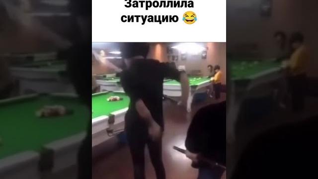 Девушка пришла поиграть в бильярд Девушка пришла поиграть в бильярд