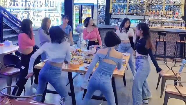 抖音美女饭桌舞蹈混剪 :一开始说陪你到老的人现在她还在吗 抖音美女饭桌舞蹈混剪 :一开始说陪你到老的人现在她还在吗