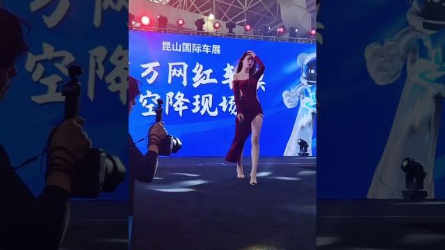小乌苏来了昆山车展现场#小乌苏tina#china auto show#douyin #tiktok #beautiful#chinesefashion#fashion forward#shorts 小乌苏来了昆山车展现场#小乌苏tina#china auto show#douyin #tiktok #beautiful#chinesefashion#fashion forward#shorts