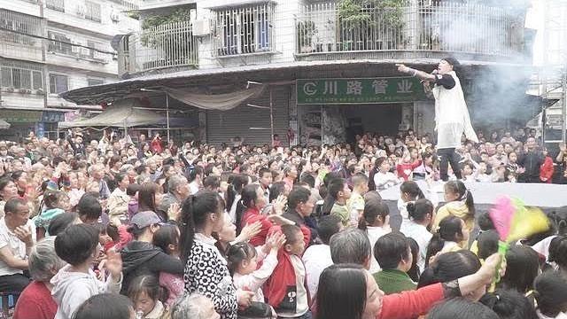 农村10万的歌舞团,演员上台就是不一样,现场村民都激动了 农村10万的歌舞团,演员上台就是不一样,现场村民都激动了