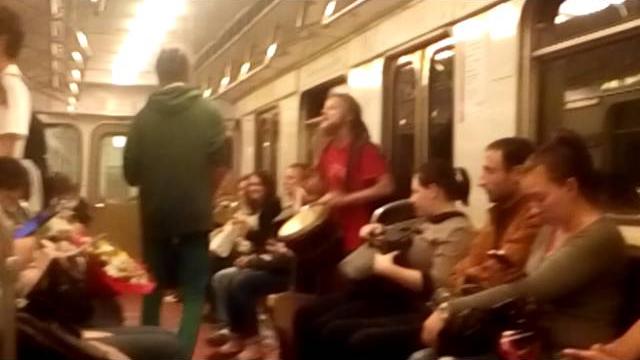Заглушая шум метро Заглушая шум метро