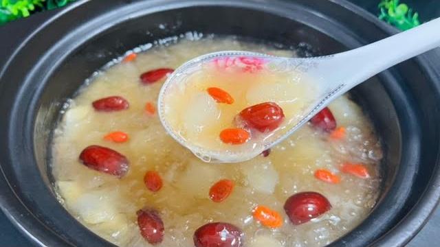 雪梨银耳汤,没想到作用这么厉害,全家喝过舒服多了,作用真神奇 雪梨银耳汤,没想到作用这么厉害,全家喝过舒服多了,作用真神奇