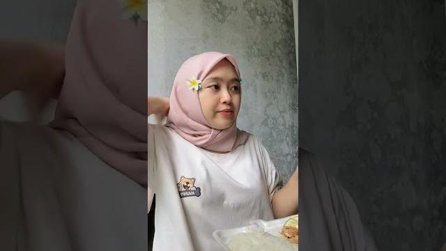 Mom biti baju putih ketat Mom biti baju putih ketat