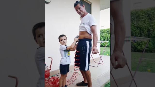 Bimbo gonfia la pancia di papà Bimbo gonfia la pancia di papà