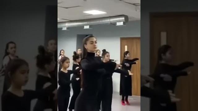 Красивый танец лезгинка от красивых девушек Красивый танец лезгинка от красивых девушек