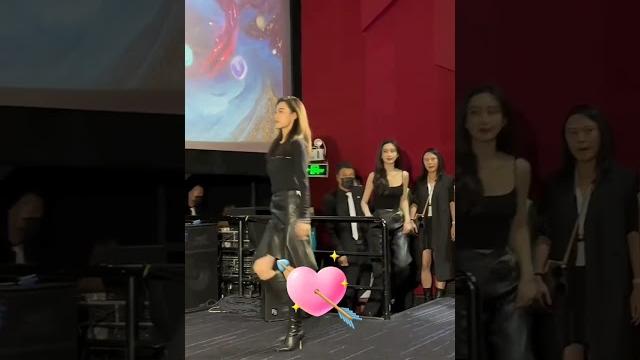 倪妮 亮相《西出玉门》追剧团现场 。沙漠玫瑰又穷又嚣张叶流西来了!#西出玉门 倪妮 亮相《西出玉门》追剧团现场 。沙漠玫瑰又穷又嚣张叶流西来了!#西出玉门