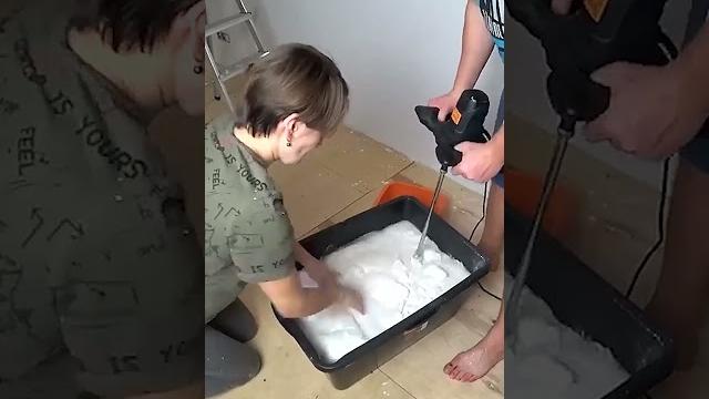 Сложно ли клеить жидкие обои? – проверим! #shorts Сложно ли клеить жидкие обои? – проверим! #shorts