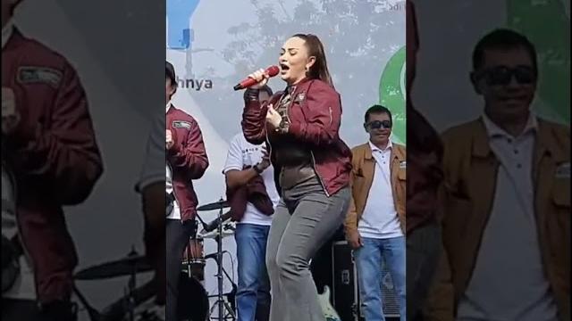 Zaskia gotik comeback perdana manggung... Zaskia gotik comeback perdana manggung...