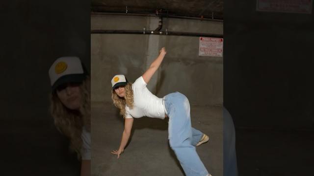 White girls can’t dance ️ White girls can’t dance ️