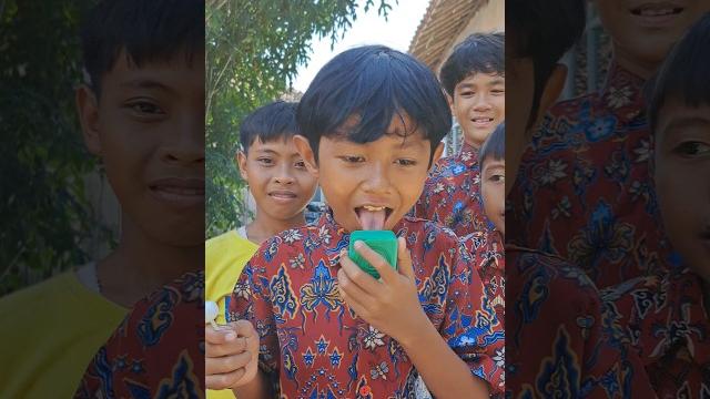 Tantangan jilat permen lucu #shorts Tantangan jilat permen lucu #shorts