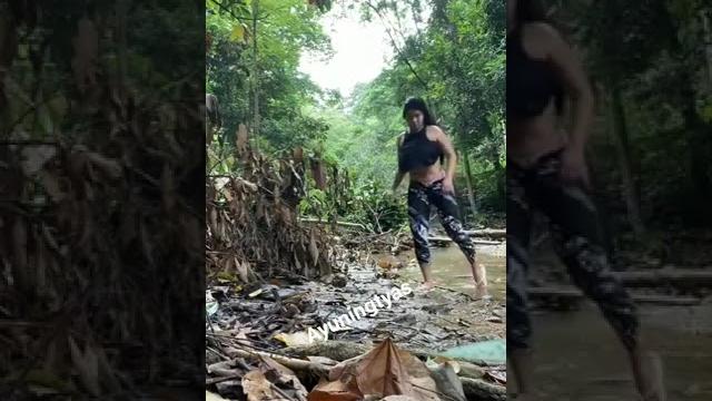 Cewek sexy kebelet pipis di hutan Cewek sexy kebelet pipis di hutan