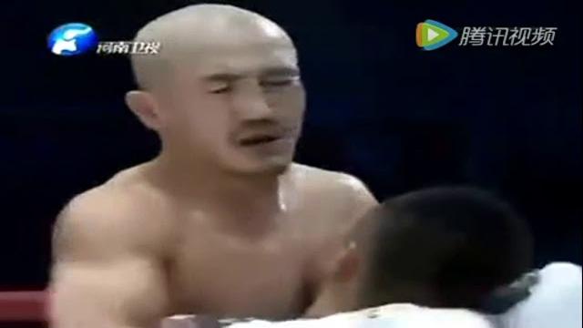 一龙被日本拳手踢裆暂停比赛,解说 这可能是一龙铁布衫的罩门 一龙被日本拳手踢裆暂停比赛,解说 这可能是一龙铁布衫的罩门