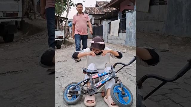 Ika nangis ditolongin bapa#trendingshorts Ika nangis ditolongin bapa#trendingshorts