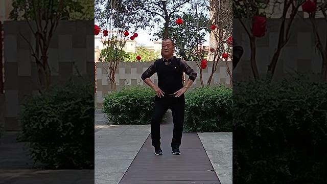 广场舞《边疆的泉水清又纯》,旋律动听,简单易学 广场舞《边疆的泉水清又纯》,旋律动听,简单易学