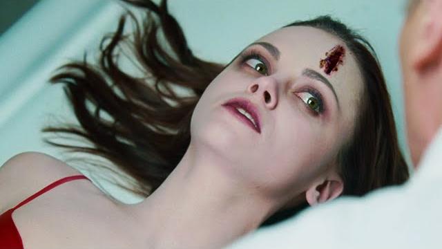 Una mujer declarada muert4 despierta en la funeraria | resumen after life en minutos Una mujer declarada muert4 despierta en la funeraria | resumen after life en minutos