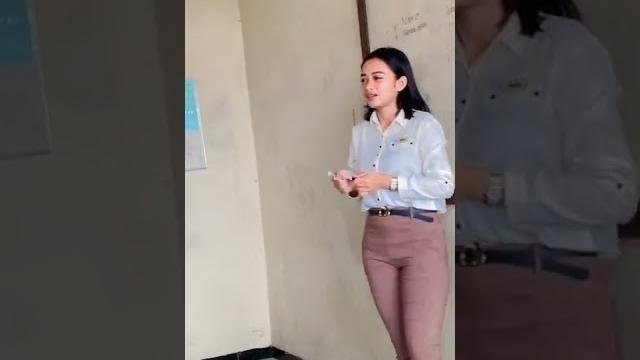 Bayangkan guru kalian kaya guru aku(guru cantik) Bayangkan guru kalian kaya guru aku(guru cantik)