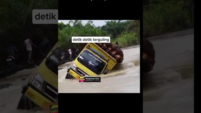 Mobil truck muatan sawit terguling di jalan banjir #automobile #viralvideo #oleng #fyp #truksawit Mobil truck muatan sawit terguling di jalan banjir #automobile #viralvideo #oleng #fyp #truksawit