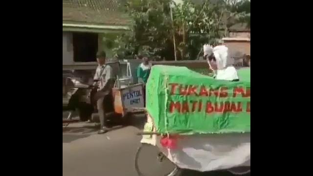 Pocong lucu dan kocak Pocong lucu dan kocak