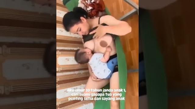 Mama gemoy menyusui anaknya sambil remas-remas | cara menyusui bayi yang baik dan benar Mama gemoy menyusui anaknya sambil remas-remas | cara menyusui bayi yang baik dan benar