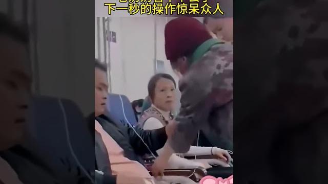 護士給病人扎針,老奶奶看不下去了,下一秒的操作驚呆眾人。#shorts #china 護士給病人扎針,老奶奶看不下去了,下一秒的操作驚呆眾人。#shorts #china
