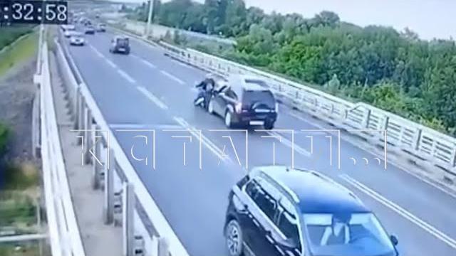 Водитель паркетника насмерть сбил мотоциклиста, сжёг свой автомобиль и попытался сбежать Водитель паркетника насмерть сбил мотоциклиста, сжёг свой автомобиль и попытался сбежать
