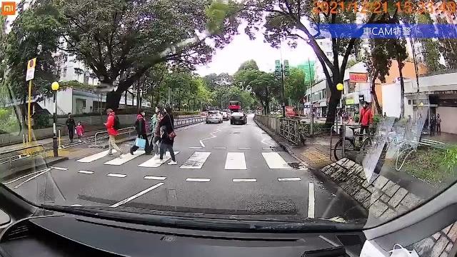 車cam直擊 - 連續三架車衝斑馬線,衝完咪又係停燈位 車cam直擊 - 連續三架車衝斑馬線,衝完咪又係停燈位