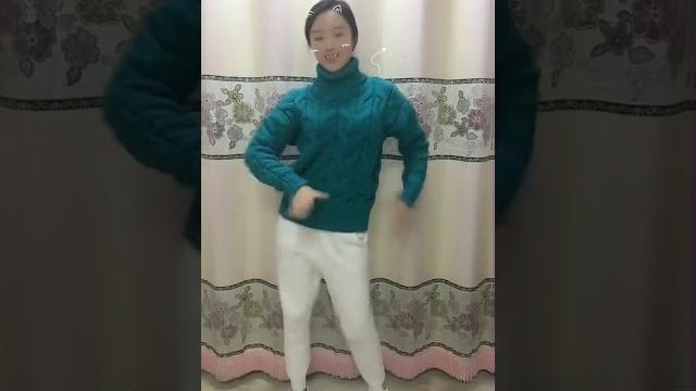 爱微笑的女生跳社会摇不会差#shorts 爱微笑的女生跳社会摇不会差#shorts